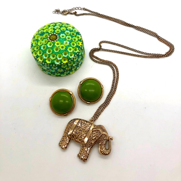 Vintage Green Earrings & Elephant Necklace in tiny trinket box - Picture 11 of 13